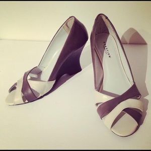 NEW! Kenneth Cole REACTION wedge peep-toe shoes. (Size 7.5)